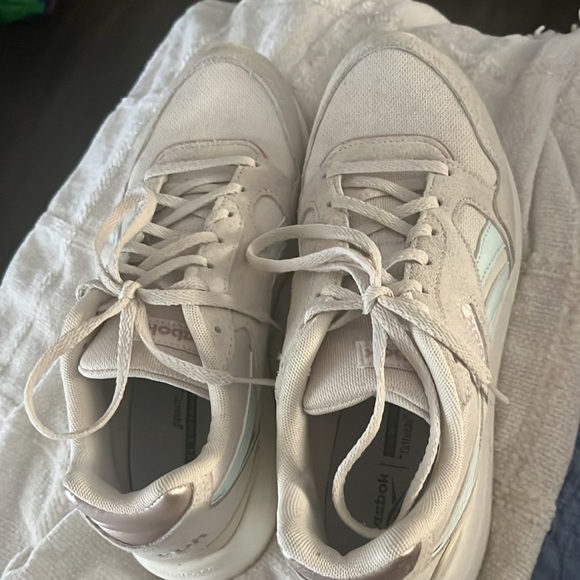 Women’s 8.5 Reebok sneakers - Picture 4 of 4